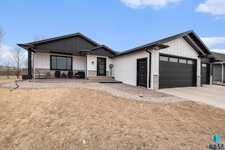 1147 N Olive Ave, Madison, SD 57042