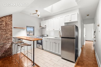 306 Lafayette Ave Unit 4, Brooklyn, NY 11238