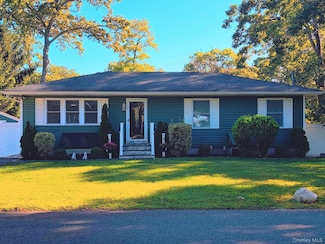 212 Locust Dr, Rocky Point, NY 11778