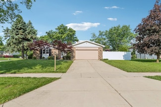 1946 Briarcliffe Blvd, Wheaton, IL 60189