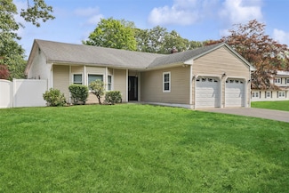 10 Marlan Ct, Smithtown, NY 11787