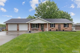 109 N Linnwood Dr, Linn, MO 65051