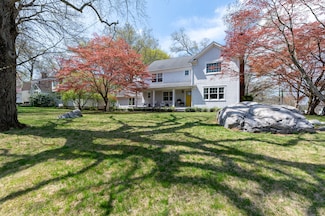 2 Lakeview Dr, Greenwich, CT 06878