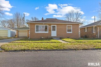 1410 N 11th St, Pekin, IL 61554