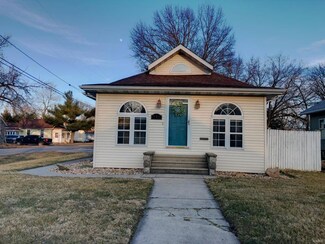 727 N Broad St, Carlinville, IL 62626