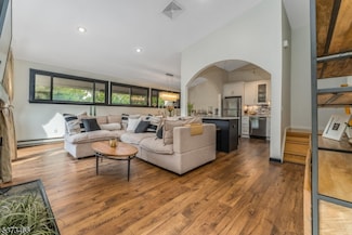 32 Hillside Ct, Clinton, NJ 08809