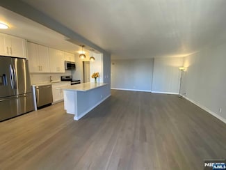 300 Winston Dr Unit DR923, Cliffside Park, NJ 07010