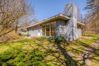 50156 Cable Lakeview Dr, Dowagiac, MI 49047