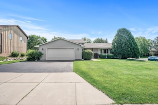 1902 Duck Pond Dr, Saint Paul, MN 55118
