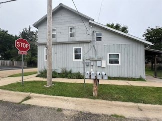 400 Vanderbilt St, Fairfax, IA 52228