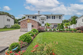 46 Thomas St, Brentwood, NY 11717