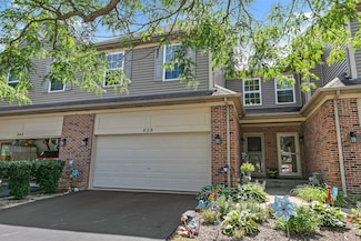838 Oak Hollow Rd, Crystal Lake, IL 60014