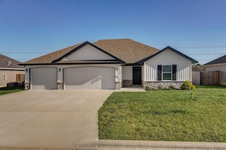 2750 E Auburn Hills St, Republic, MO 65738