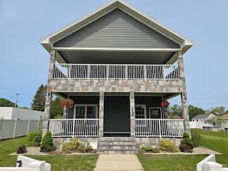 1812 Lake Shore Dr, Escanaba, MI 49829