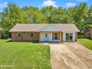 2136 Shadowwood Cir, Gautier, MS 39553