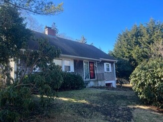 31 Davis St, Vineyard Haven, MA 02568