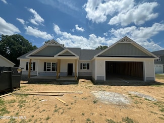 208 Creeks Edge Dr, Pikeville, NC 27863