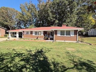 105 Pinetree Ln, Chase City, VA 23924