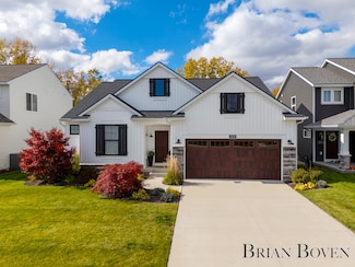 6919 W Cottage Ln, Rockford, MI 49341