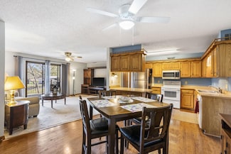 150 Wilshire Dr Unit 49, Hollister, MO 65672