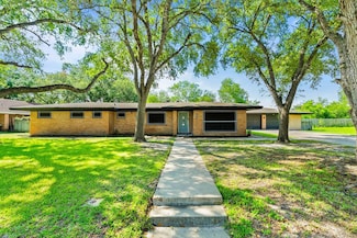 902 E Inez St, Beeville, TX 78102