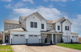 32 Kendra Ct, Colonie, NY 12047
