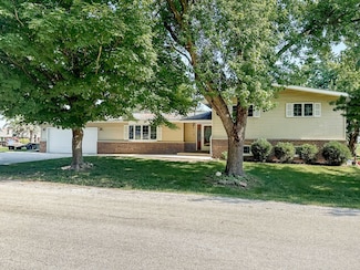 202 E 8th St, Gridley, IL 61744