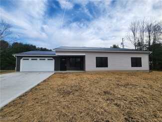 110 Kutcham Dr, Uhrichsville, OH 44683