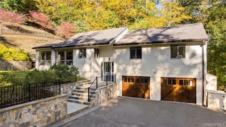 16 Highclere Ln Unit A, Valhalla, NY 10595