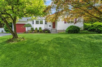 4 Roland Ct, Nanuet, NY 10954