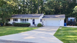 340 E Hanover St, Pentwater, MI 49449