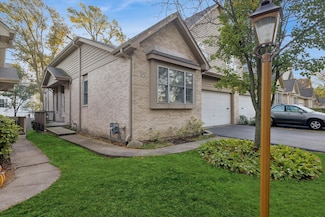 315 Regal Ct, Clarendon Hills, IL 60514