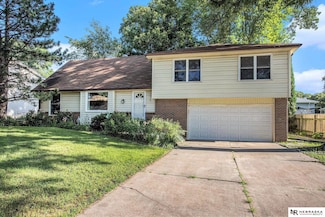 2920 Loveland Dr, Lincoln, NE 68502