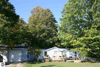 882 Bridge St, Elk Rapids, MI 49629