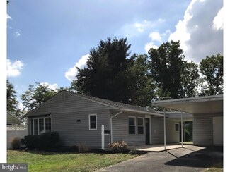 27 Tamarack Ln, Levittown, PA 19054