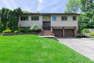 7 Quincy Ln, Smithtown, NY 11787