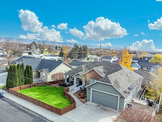 718 SE Scenic View Dr, College Place, WA 99324