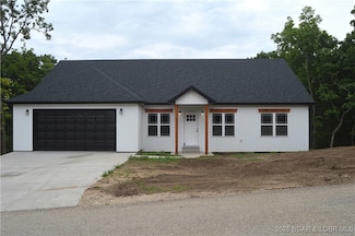 1778 Country Club Dr, Village of Four Seasons, MO 65049