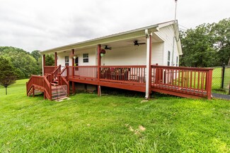 2006 Johnson Ave, Burns, TN 37029