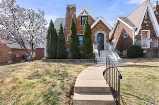 5208 Pernod Ave, Saint Louis, MO 63139