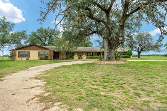 1095 Uvalde St, Pleasanton, TX 78064