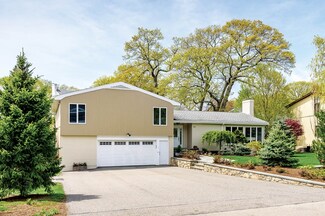 26 Marthas Ln, Chestnut Hill, MA 02467
