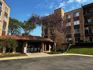 500 W Huntington Commons Rd Unit 152, Mount Prospect, IL 60056