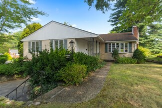 30 Farmstead Ln, West Hartford, CT 06117