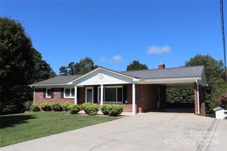 1124 Apple Ln, Hudson, NC 28638