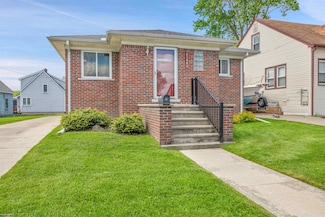22440 Beach St, Saint Clair Shores, MI 48081