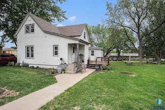 206 E 9th St, Dell Rapids, SD 57022