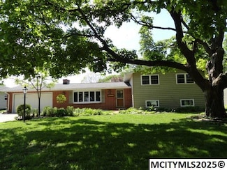 114 Parkridge Dr, Mason City, IA 50401