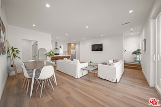13696 Woodman Ave, Los Angeles, CA 91402