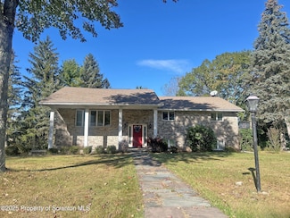 7 Tiffany Dr, Scranton, PA 18505